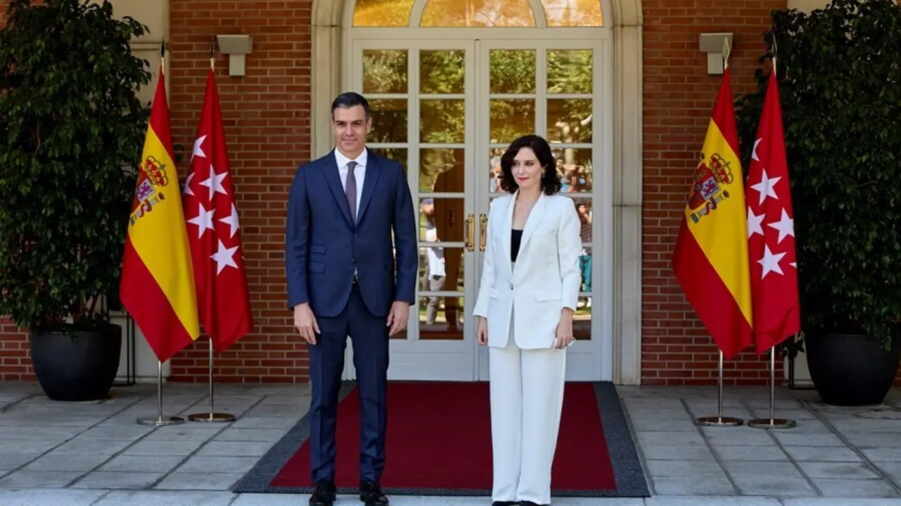 El presidente del Gobierno, Pedro S&aacute;nchez, recibe a la presidenta de la Comunidad de Madrid, Isabel D&iacute;az Ayuso, en el Palacio de la Moncloa