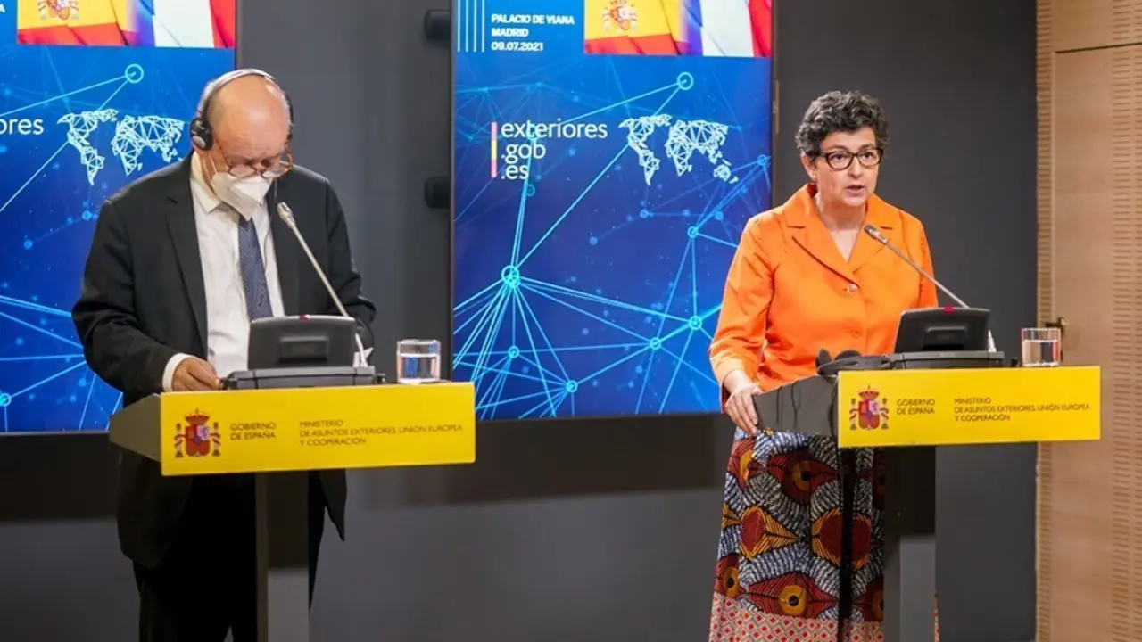 La ministra de Asuntos Exteriores, Uni&oacute;n Europea y Cooperaci&oacute;n, Arancha Gonz&aacute;lez Laya, durante una rueda de prensa junto a su hom&oacute;logo franc&eacute;s, Jean Yves Le Drian 