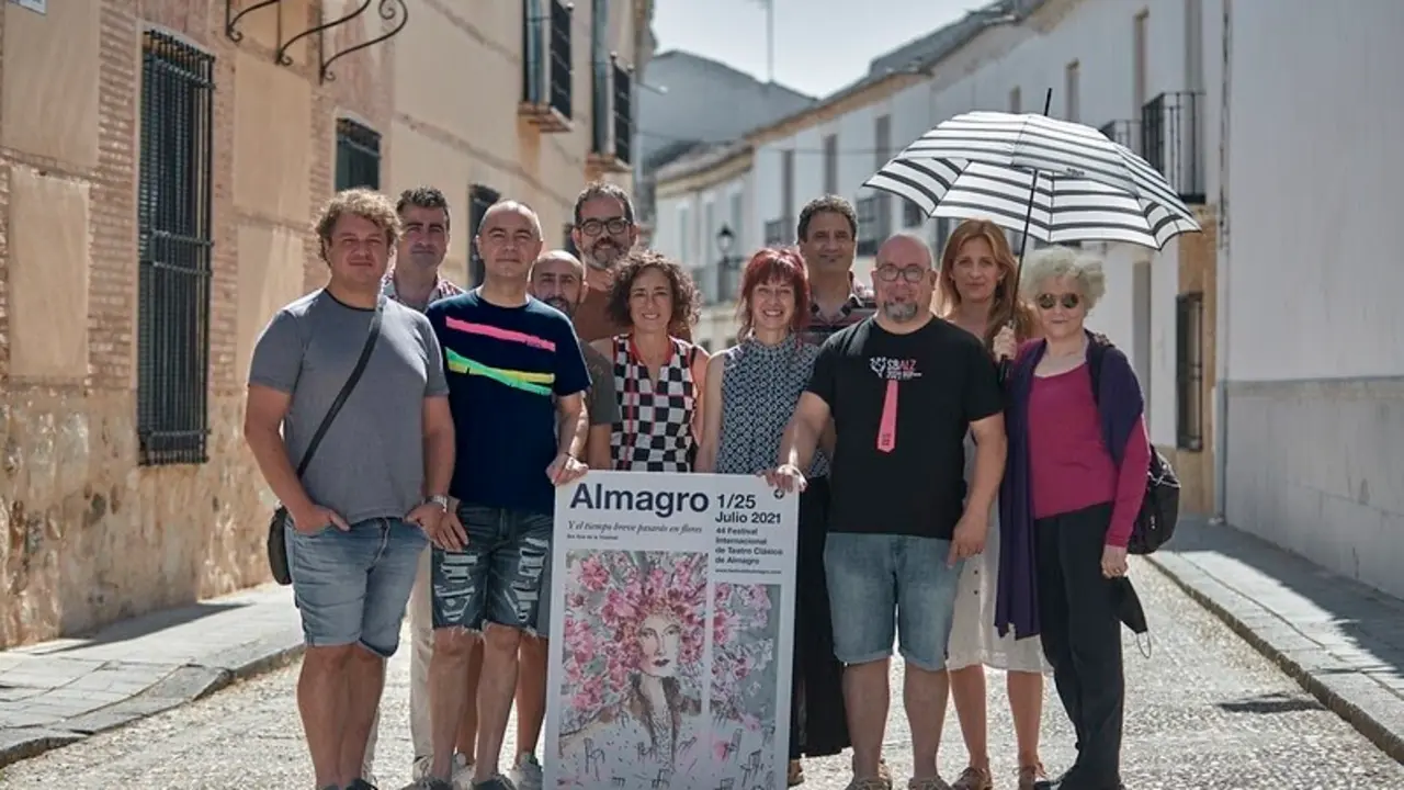 El director del Festival Internacional de Teatro Cl&aacute;sico de Almagro, Ignacio Garc&iacute;a, con representantes de tres de las compa&ntilde;&iacute;as  El burlador sin sardina, Adi&oacute;s, due&ntilde;o m&iacute;o y Mielotxin.