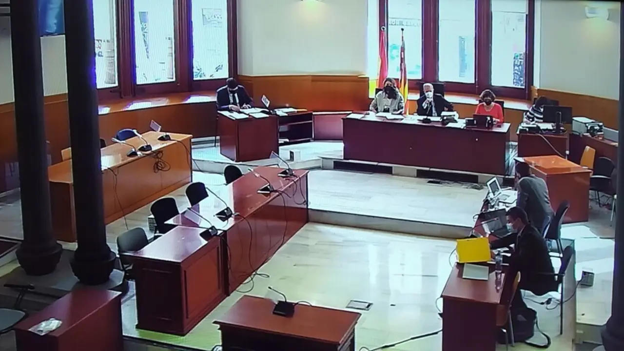 Archivo - Juicio a 13 estudiantes acusados de des&oacute;rdenes y da&ntilde;os en una huelga estudiantil el 2 de marzo de 2017. Audiencia de Barcelona, el 3 de junio de 2021.