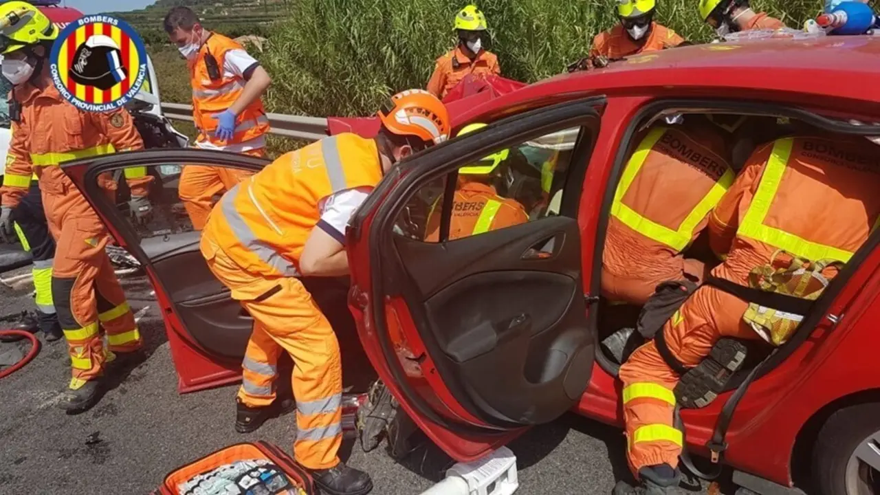 Bomberos trabajan para excarcelar a varias personas heridas tras una colisi&oacute;n frontal entre dos coches en Castell&oacute; de Rugat (Valencia)