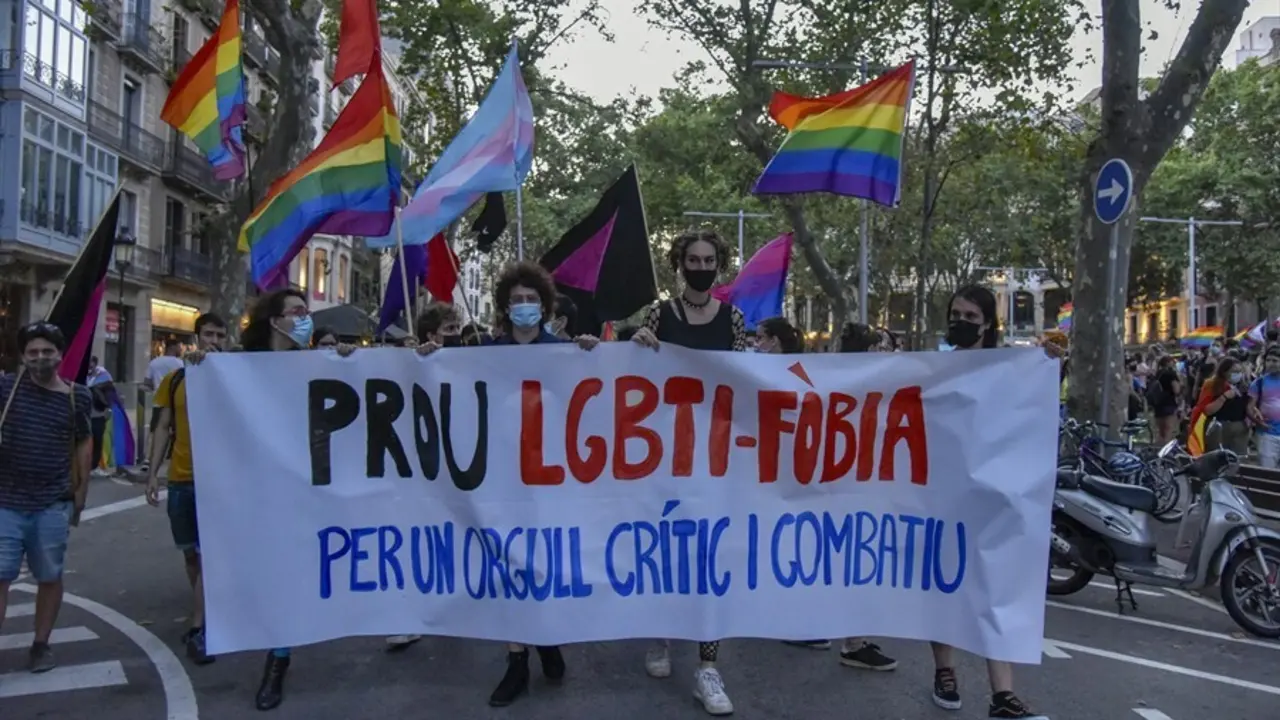 J&oacute;venes durante la concentraci&oacute;n contra agresiones LGTB-f&oacute;bicas, a 9 de julio de 2021, en Barcelona.