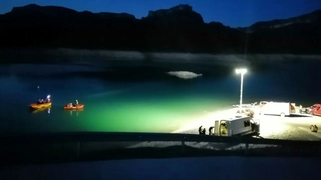Imagen del operativo de los Bombers de la Generalitat para buscar a un joven desaparecido en el pantano de Siurana, en Tarragona