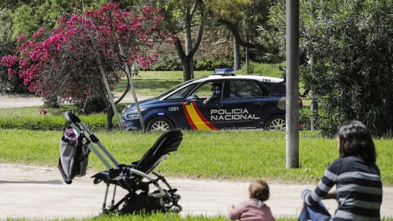 Archivo - Un coche de polic&iacute;a en el Jard&iacute;n del antiguo cauce del r&iacute;o Turia en Val&egrave;ncia, en una imagen de archivo