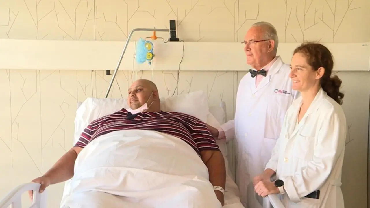 Emilio Jes&uacute;s Jim&eacute;nez , un hombre de 308 kilos de peso, se ha sometido a una operaci&oacute;n en el Hospital Universitario Moncloa de Madrid con el objetivo de perder cerca de 200 kilos.