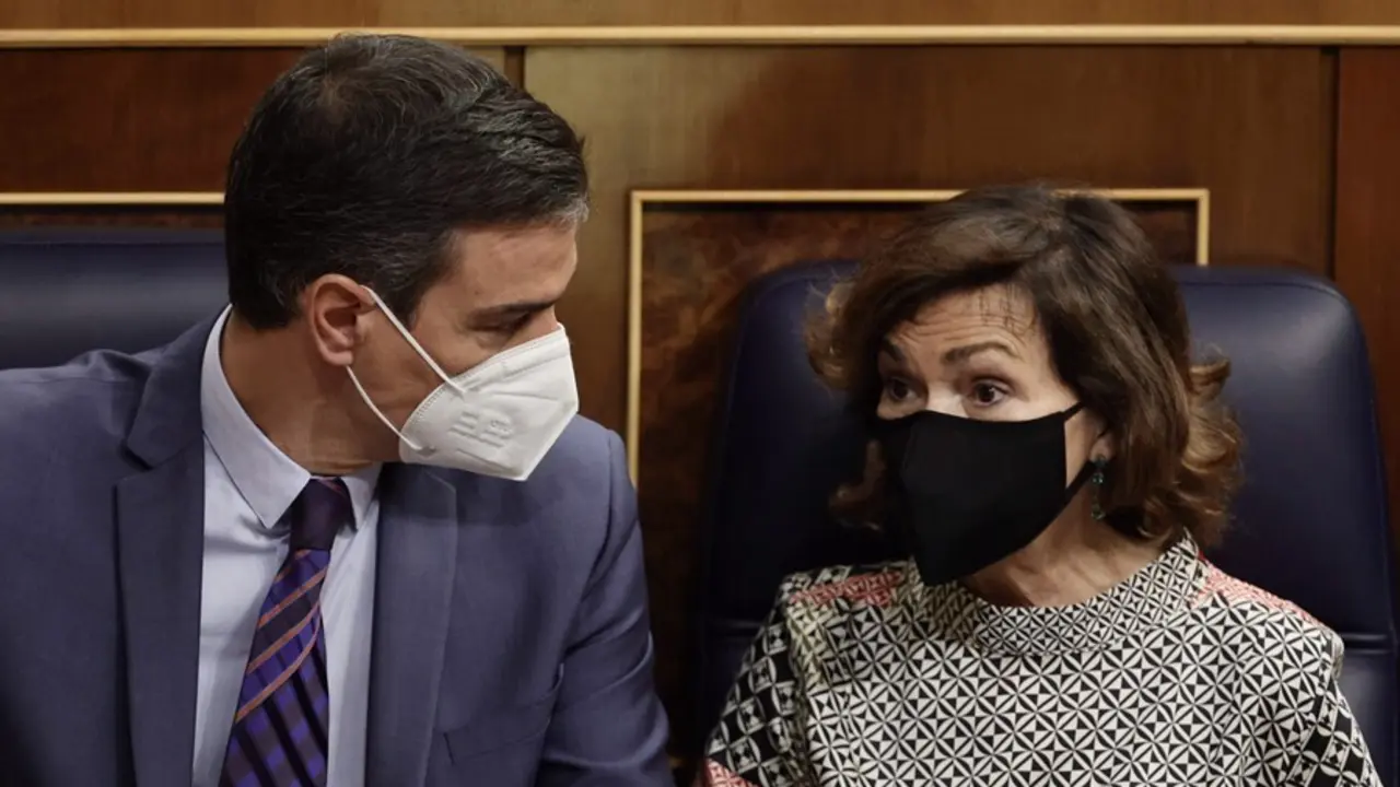 La vicepresidenta primera y ministra de la Presidencia, Relaciones con las Cortes y Memoria Democr&aacute;tica, Carmen Calvo, conversa con el presidente del Gobierno, Pedro S&aacute;nchez, en una sesi&oacute;n de control, a 16 de junio de 2021, 
