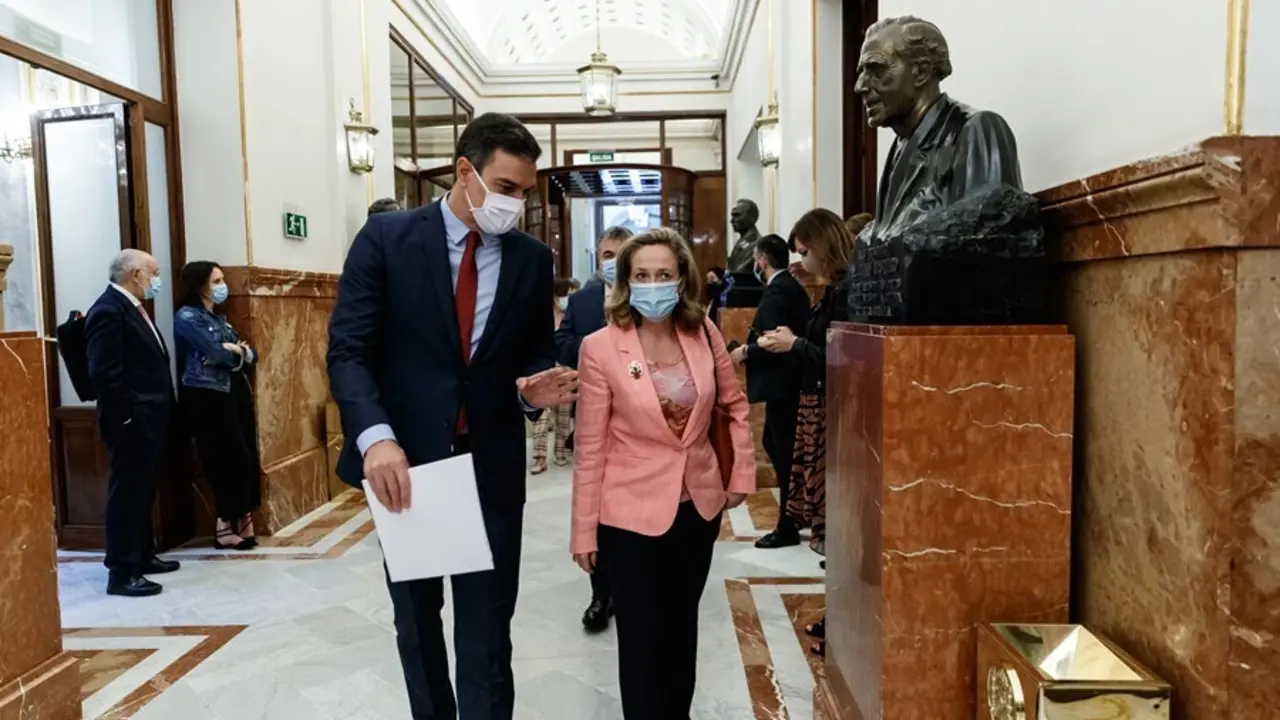 Archivo - El presidente del Gobierno, Pedro S&aacute;nchez (i) y la ministra de Econom&iacute;a y vicepresidenta tercera del Gobierno, Nadia Calvi&ntilde;o (d), llegan al Parlamento para intervenir en la sesi&oacute;n de Control al Gobierno celebrada en el Congreso de los Diputados,