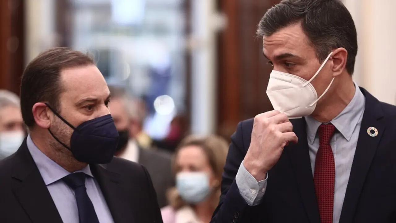 El exministro de Transportes, Movilidad y Agenda Urbana, Jos&eacute; Luis &Aacute;balos (i); y el presidente del Gobierno, Pedro S&aacute;nchez, a su llegada a una sesi&oacute;n de control al Gobierno en el Congreso de los Diputados, en Madrid (Espa&ntilde;a), a 10 de marzo de 2021