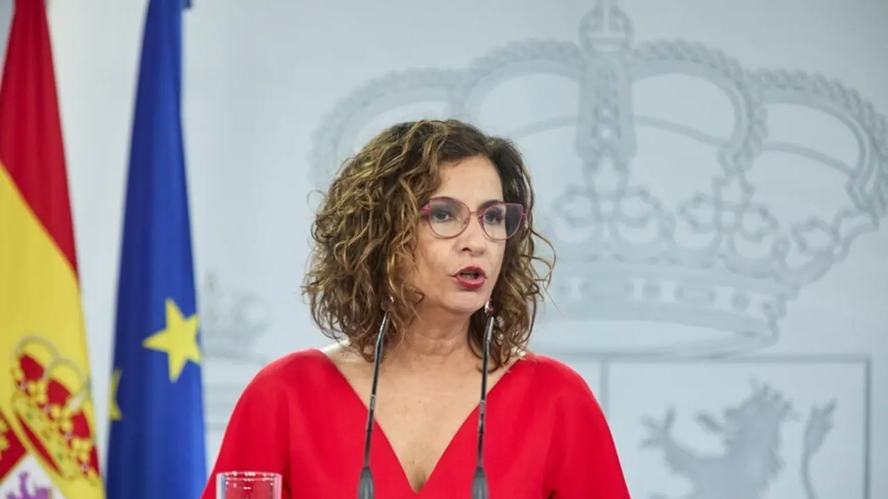 La ministra portavoz del Gobierno y ministra de Hacienda, Mar&iacute;a Jes&uacute;s Montero, durante la rueda de prensa posterior a la reuni&oacute;n entre la presidenta de la Comunidad de Madrid y el presidente del Gobierno. La reuni&oacute;n entre la presidenta madrile&ntilde;a y el jefe