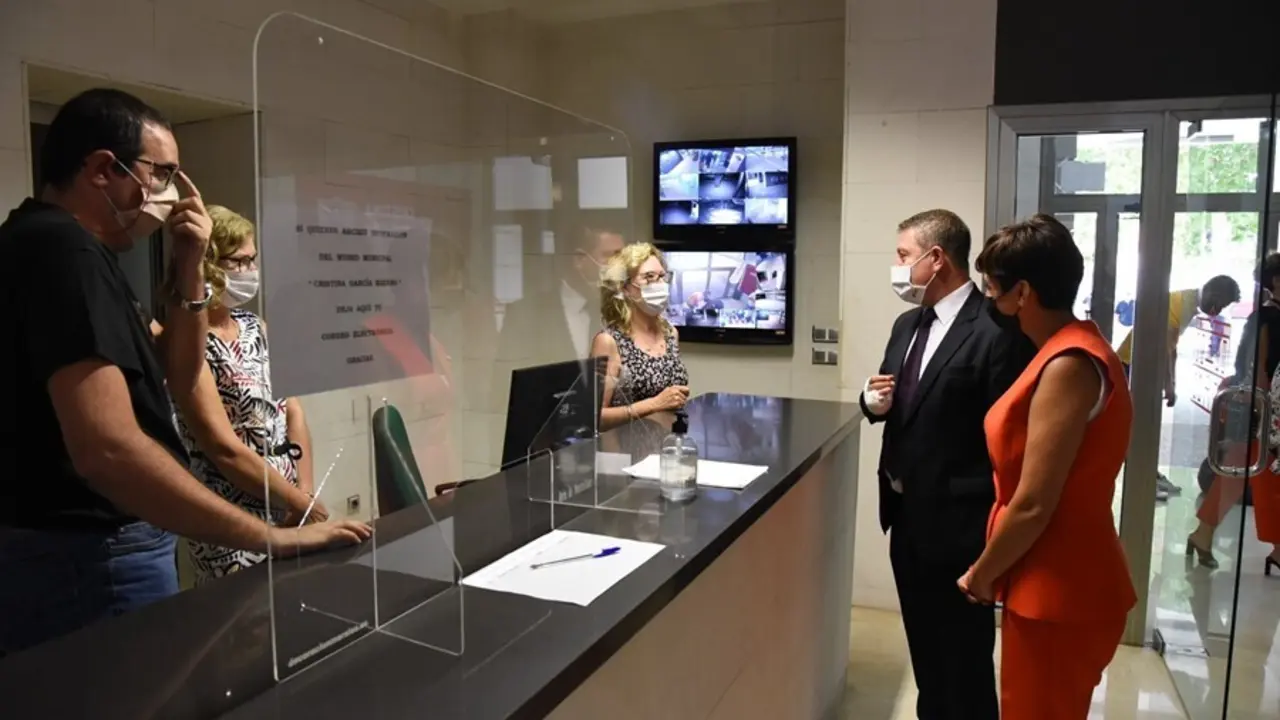 El presidente de C-LM, Emiliano Garc&iacute;a-Page, junto a la nueva ministra de Pol&iacute;tica Territorial y portavoz del Gobierno de Espa&ntilde;a, Isabel Rodr&iacute;guez