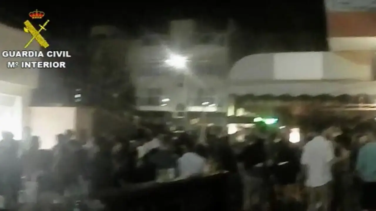La Guardia Civil disuelve varias aglomeraciones nocturnas con cientos de personas en Fuerteventura