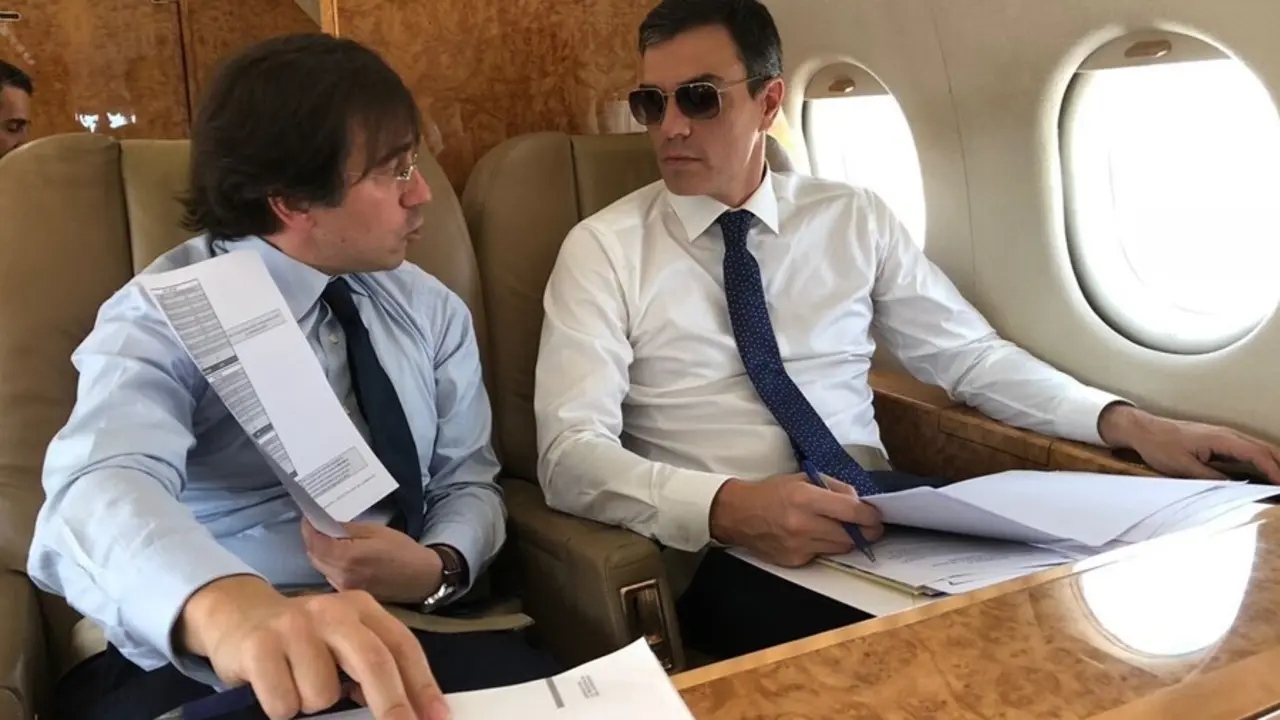 Archivo - El secretario general de Asuntos Internacionales, Uni&oacute;n Europea, G20 y Seguridad Global, Jos&eacute; Manuel Albares, y el presidente del Gobierno, Pedro S&aacute;nchez