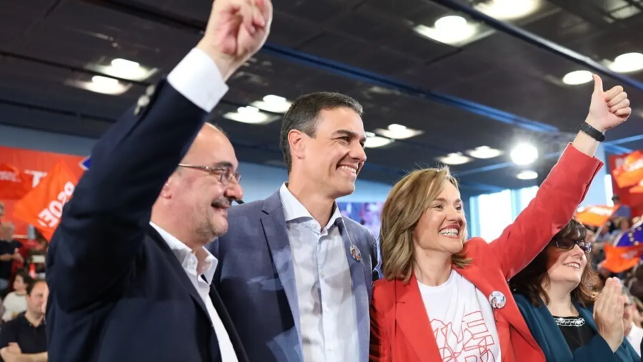 Archivo - El presidente del Gobierno de Arag&oacute;n, Javier Lamb&aacute;n, el secretario general del PSOE y presidente del Gobierno de Espa&ntilde;a, Pedro S&aacute;nchez, y la delegada del Gobierno en la comunidad, Pilar Alegr&iacute;a, en un acto en Zaragoza (Foto de archivo). 