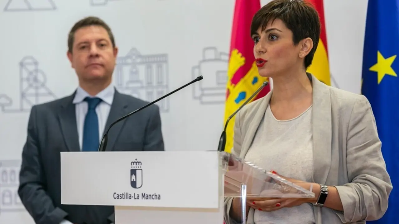 Archivo - La alcaldesa de Puertollano, Isabel Rodr&iacute;guez, en rueda de prensa tras reunirse con el presidente regional, Emiliano Garc&iacute;a-Page.