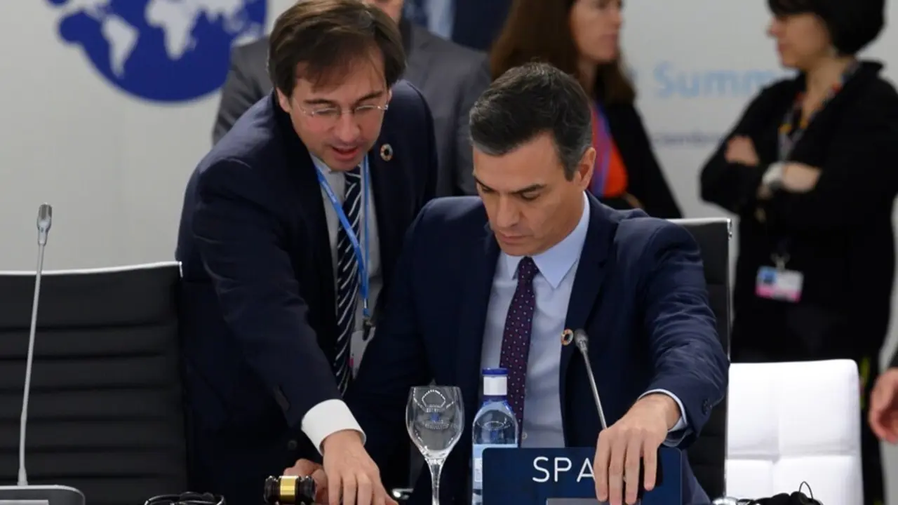Archivo - El nuevo ministro de Exteriores, Jos&eacute; Manuel Albares asiste al presidente del Gobierno, Pedro S&aacute;nchez, en la cumbre del clima COP25 celebrada en Madrid en 2020.