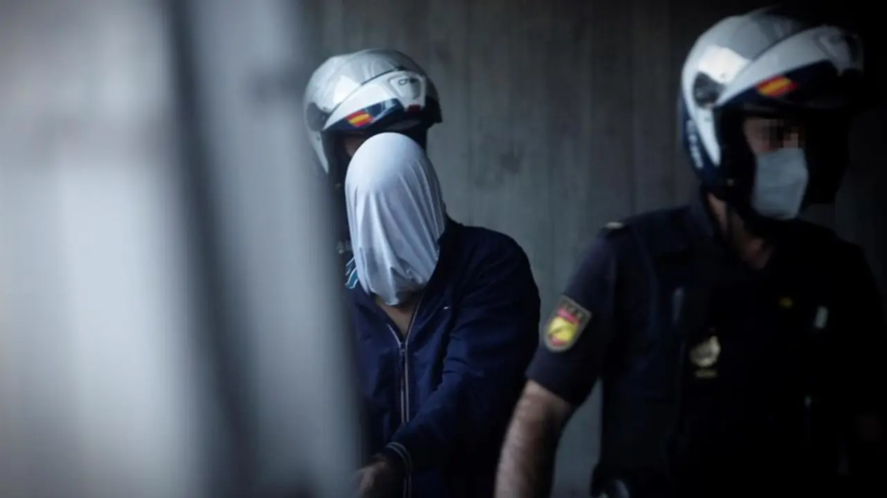 Uno de los presuntos culpables del asesinato de Samuel Luiz es conducido a un furg&oacute;n de la Guardia Civil a su salida del juzgado de A Coru&ntilde;a, donde ayer pas&oacute; a disposici&oacute;n judicial junto a otras tres personas. / Cabalar