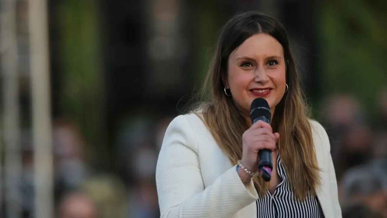 Archivo - La secretaria de vivienda de Podemos, Alejandra Jacinto interviene durante el acto de cierre de campa&ntilde;a del partido en el anfiteatro Lourdes y Mariano del parque de la Cu&ntilde;a Verde de Vic&aacute;lvaro, a 2 de mayo de 2021, en Madrid (Espa&ntilde;a). 