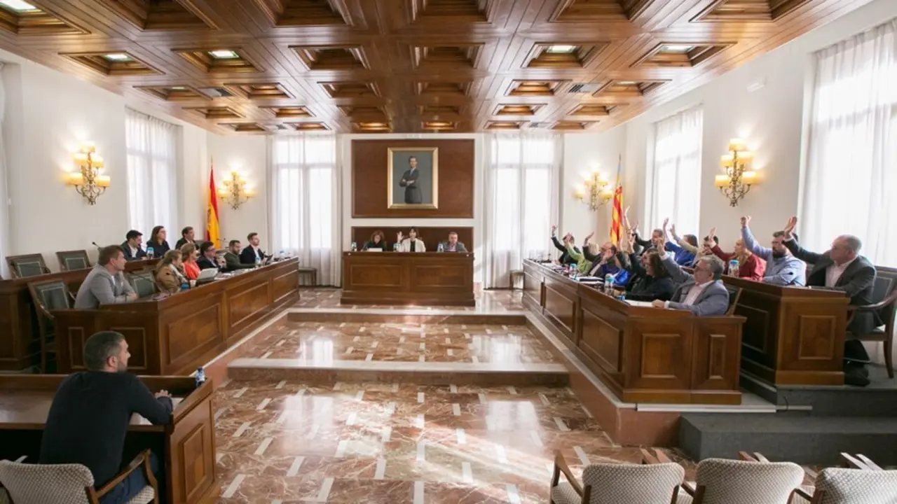 Archivo - Pleno del Ayuntamiento de Gandia, en una imagen de archivo