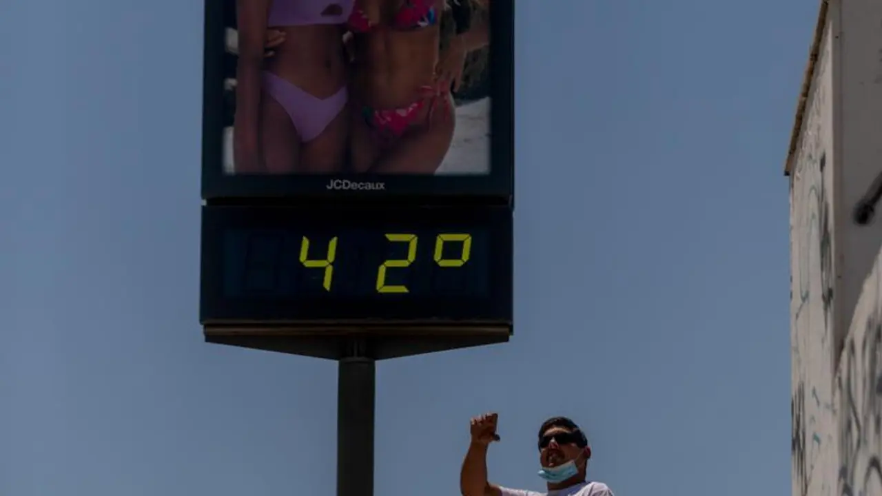 Archivo - Imagen del term&oacute;metro situado en el Puente de el Cachorro donde muestra una temperatura superior a las 42 grados en un d&iacute;a en el que la capital andaluza se ha activado la alerta amarilla a 08 de junio del 2021, en Sevilla, Andaluc&iacute;a, Espa&ntilde;a