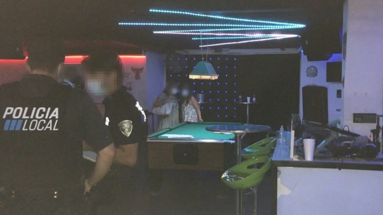 Agentes de la Polic&iacute;a Local de Palma en el marco del dispositivo antibotell&oacute;n.