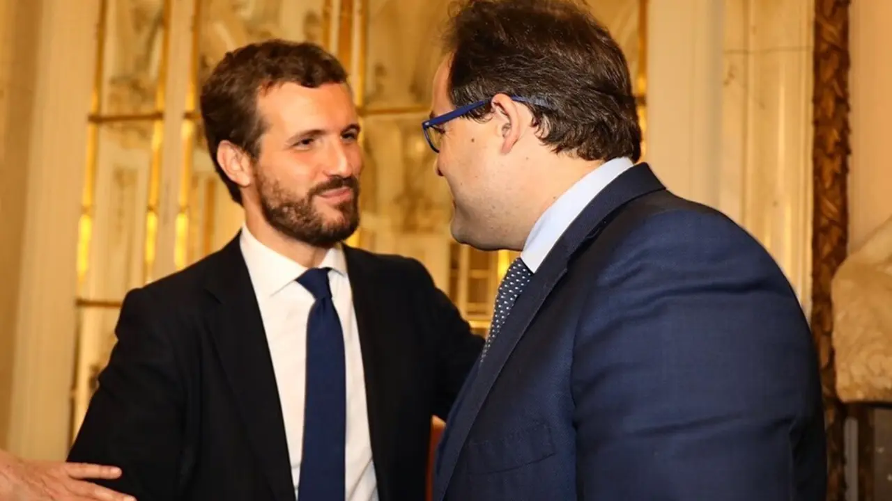 Archivo - El l&iacute;der del PP, Pablo Casado, junto al presidente del PP en Castilla-La Mancha, Paco N&uacute;&ntilde;ez.