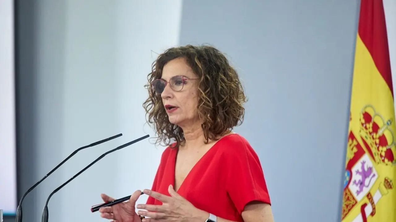 La ministra portavoz del Gobierno y ministra de Hacienda, Mar&iacute;a Jes&uacute;s Montero, durante la rueda de prensa posterior a la reuni&oacute;n entre la presidenta de la Comunidad de Madrid y el presidente del Gobierno. La reuni&oacute;n entre la presidenta madrile&ntilde;a y el jefe