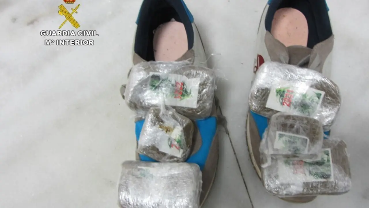 Detenidos en el aeropuerto de Melilla dos j&oacute;venes que pretend&iacute;an viajar a M&aacute;laga con droga en zapatos y ropa