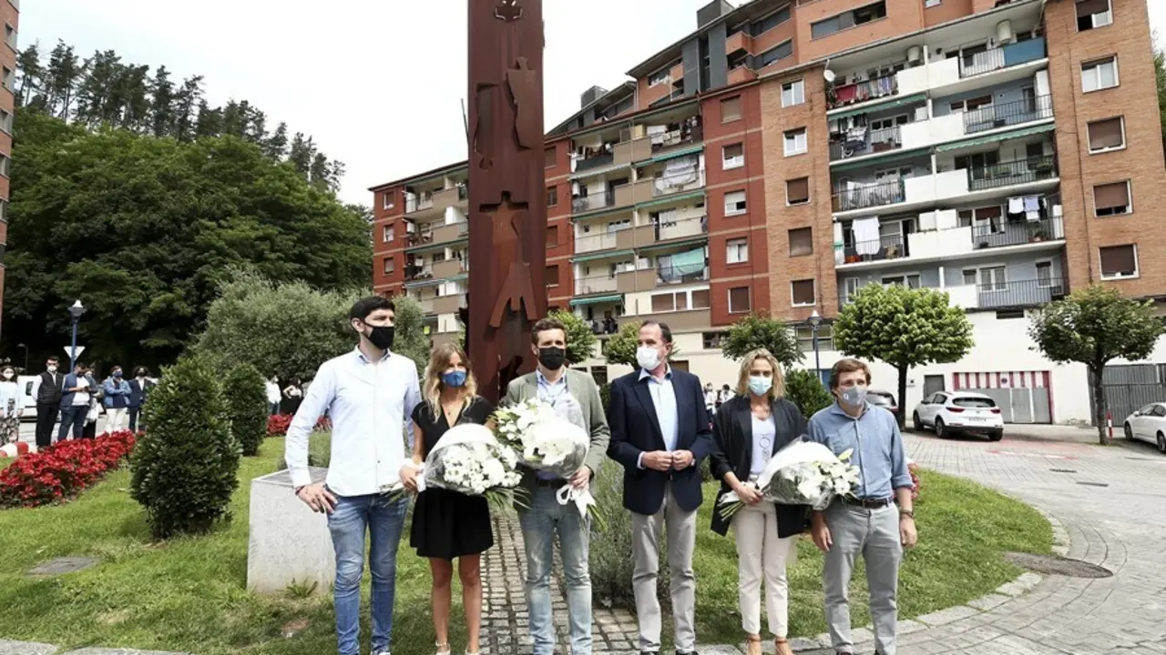El Presidente Del PP, Pablo Casado, Junto Al Presidente Del PP Del Pa&iacute;s Vasco, Carlos Iturgaiz, Durnate La Ofrenda Floral Al Monumento En Recuerdo De Miguel &Aacute;ngel Blanco, En Ermua