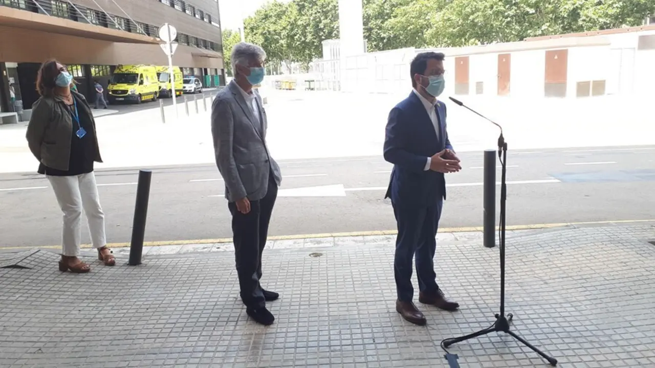 El presidente de la Generalitat, Pere Aragon&egrave;s, y el conseller de Salud, Josep Maria Argimon, en rueda de prensa desde el Hospital de Bellvitge.