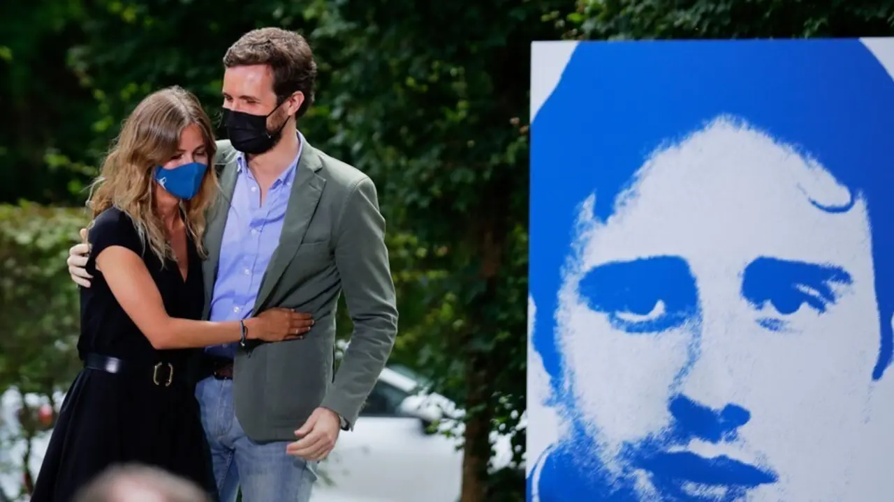 La presidenta de Nuevas Generaciones del PP (NNGG), Beatriz Fanjul (i), y el presidente del PP, Pablo Casado (d), durante la clausura de la Escuela de Verano Miguel &Aacute;ngel Blanco, a 11 de julio de 2021, en Ermua, Euskadi (Espa&ntilde;a).