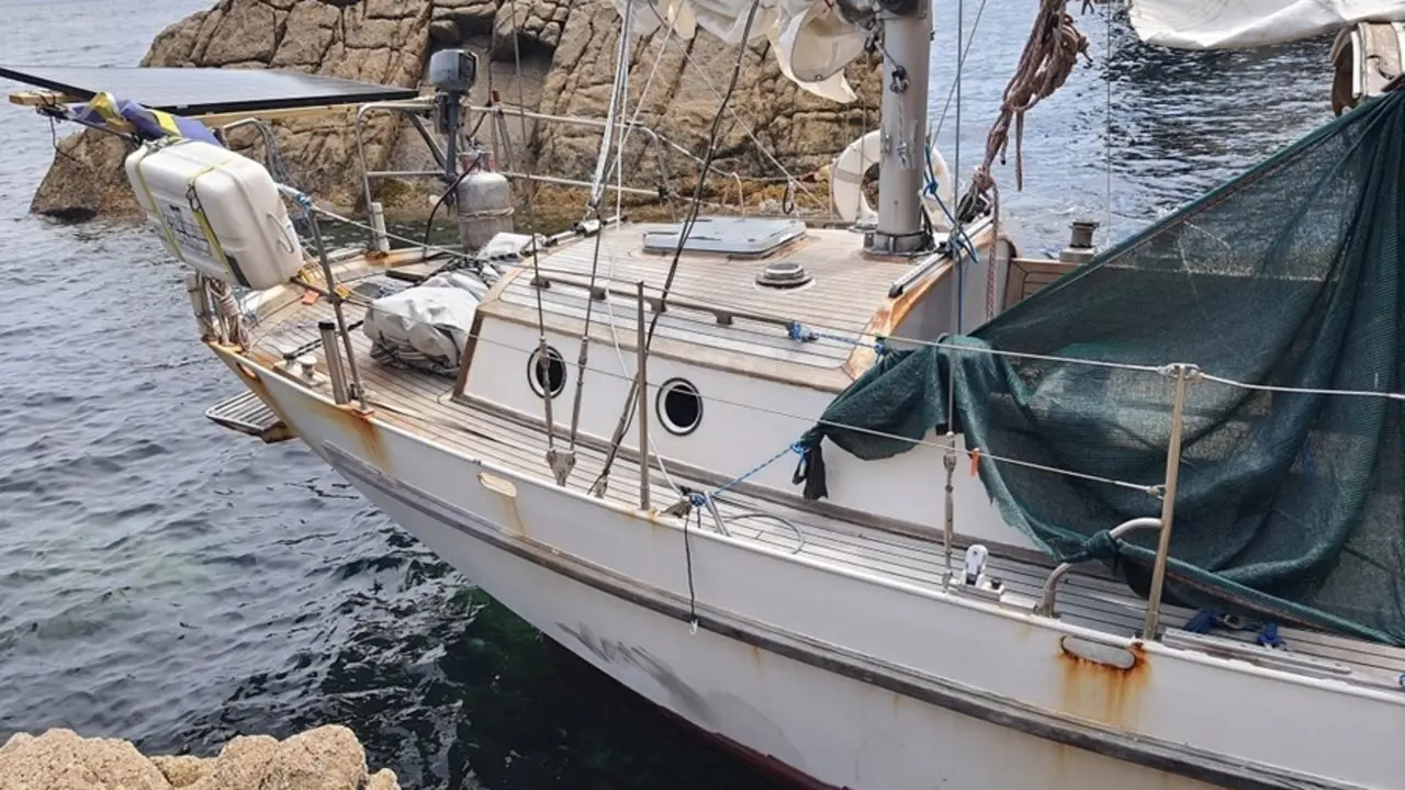 Velero hallado abandonado y trasladado por Salvamento Mar&iacute;timo a Viveiro (Lugo)