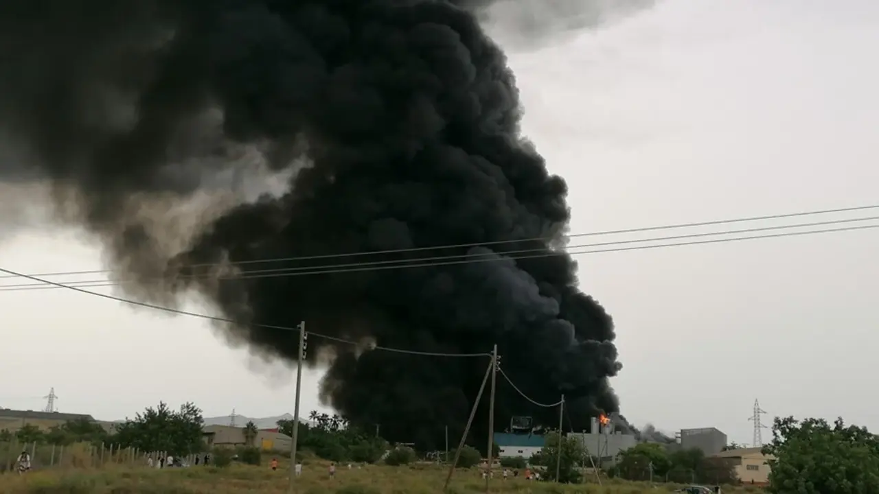 Incendio en una f&aacute;brica de cauchos en Sant Vicent del Raspeig (Alicante)