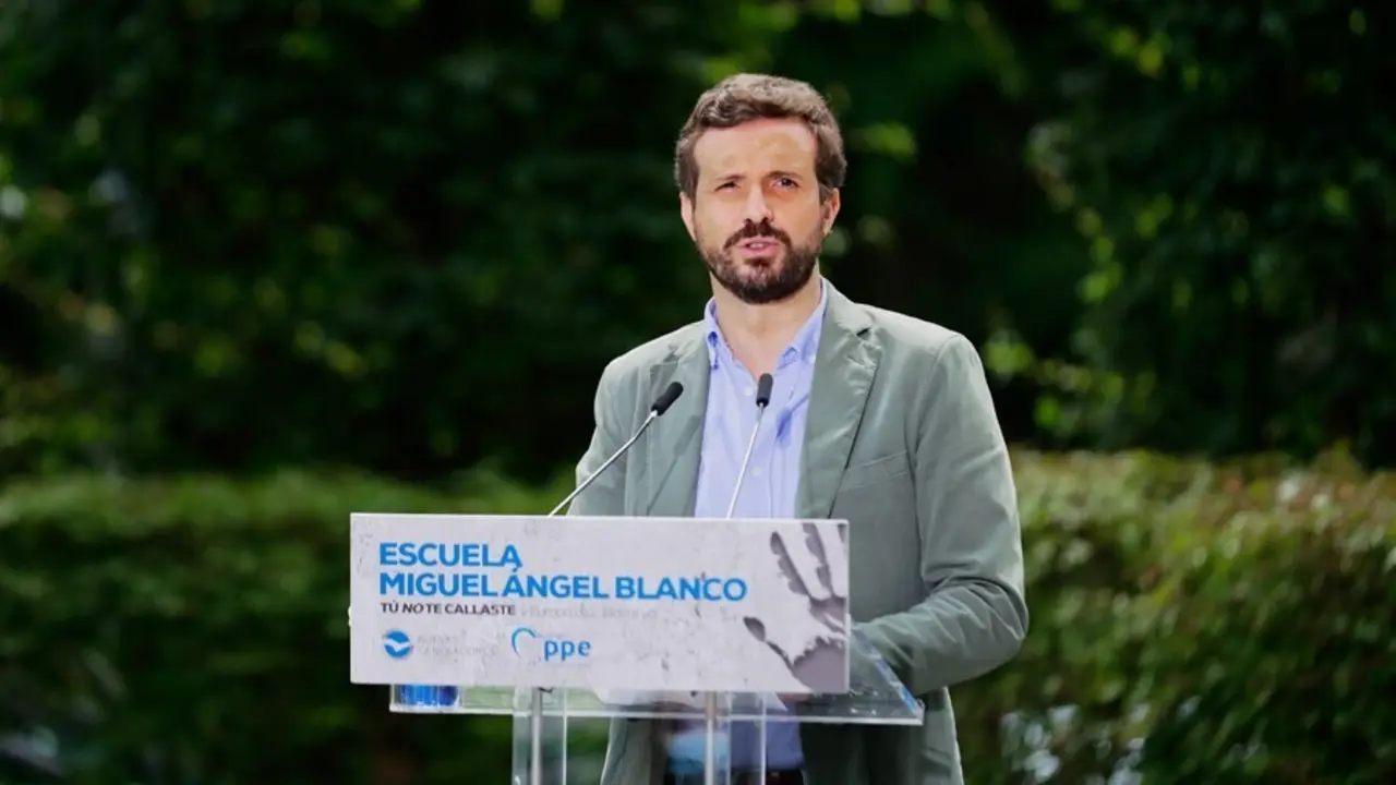 El presidente del PP, Pablo Casado, durante la clausura de la Escuela de Verano Miguel &Aacute;ngel Blanco, en Ermua (Vizcaya).