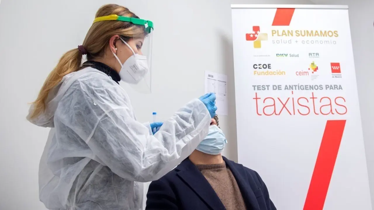 Archivo - Una trabajadora sanitaria realiza un test de ant&iacute;genos