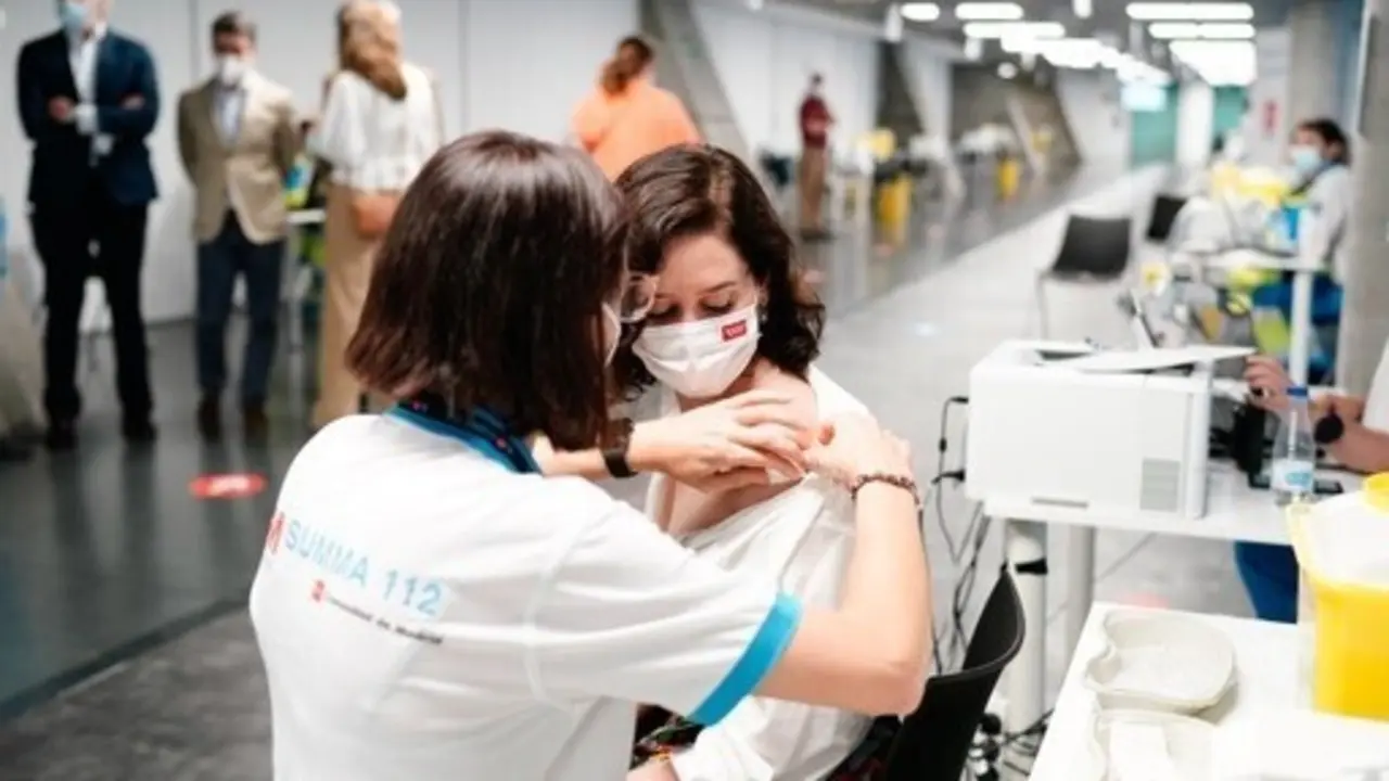 La presidenta de la Comunidad de Madrid, Isabel D&iacute;az Ayuso, recibe la vacuna de Pfizer en el Wizink Center