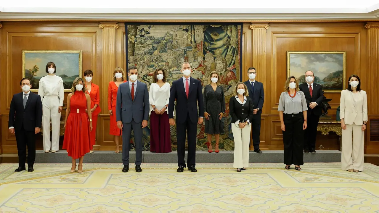 El rey Felipe VI y el presidente del Ejecutivo, Pedro S&aacute;nchez (6i), posan para la foto de familia tras el acto de toma de posesi&oacute;n de los nuevos miembros del equipo de Gobierno en un acto celebrado este lunes en el Palacio de La Zarzuela, en Madrid. / Ballesteros