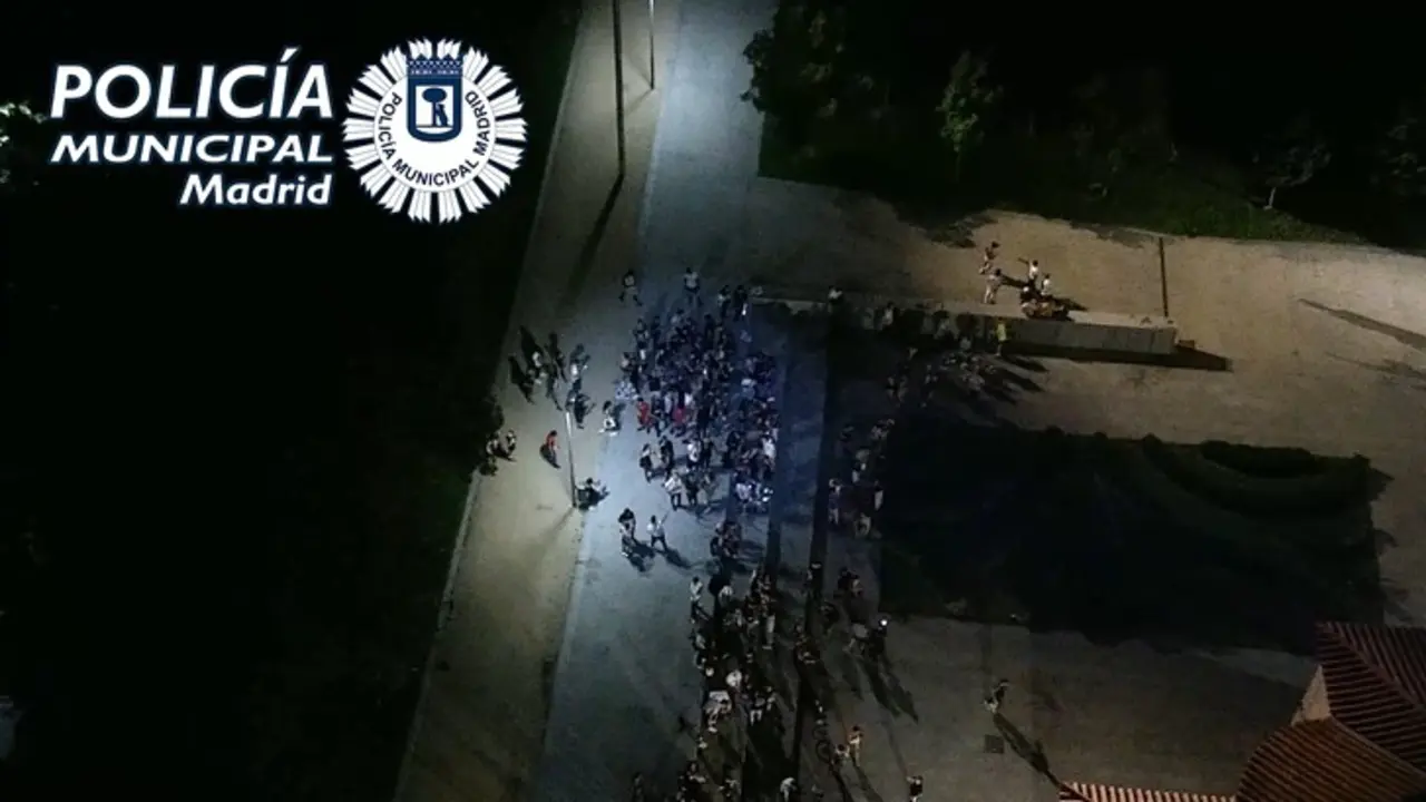 Polic&iacute;a Municipal de Madrid vigila con drones botellones en las calles