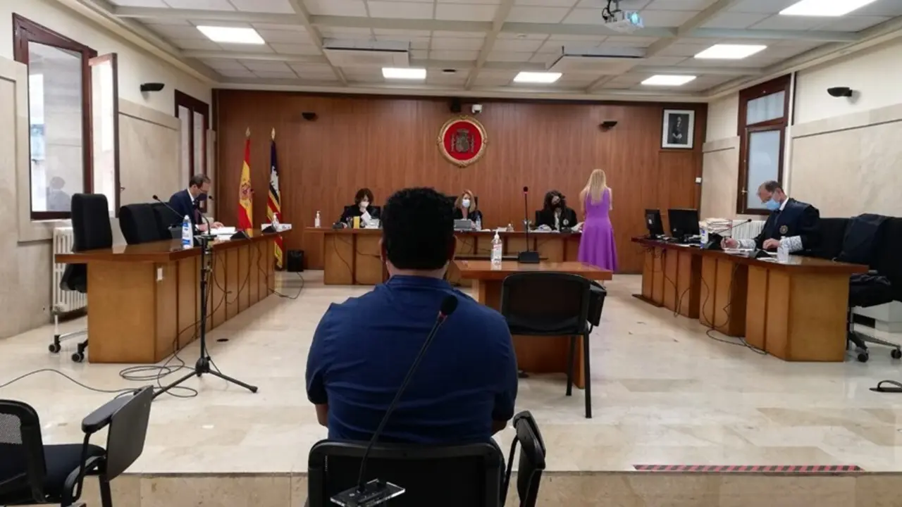 El acusado de abusos sexuales a su sobrina, sentado para el juicio en la Audiencia Provincial, este lunes 12 de julio de 2021.