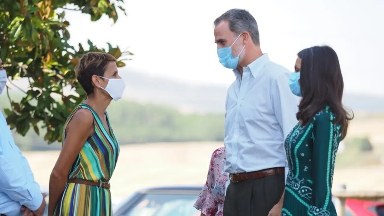 Archivo - Los Reyes don Felipe y Do&ntilde;a Letizia, con la presidenta de Navarra, Mar&iacute;a Chivite, en una visita que realizaron en julio de 2020 a Navarra.