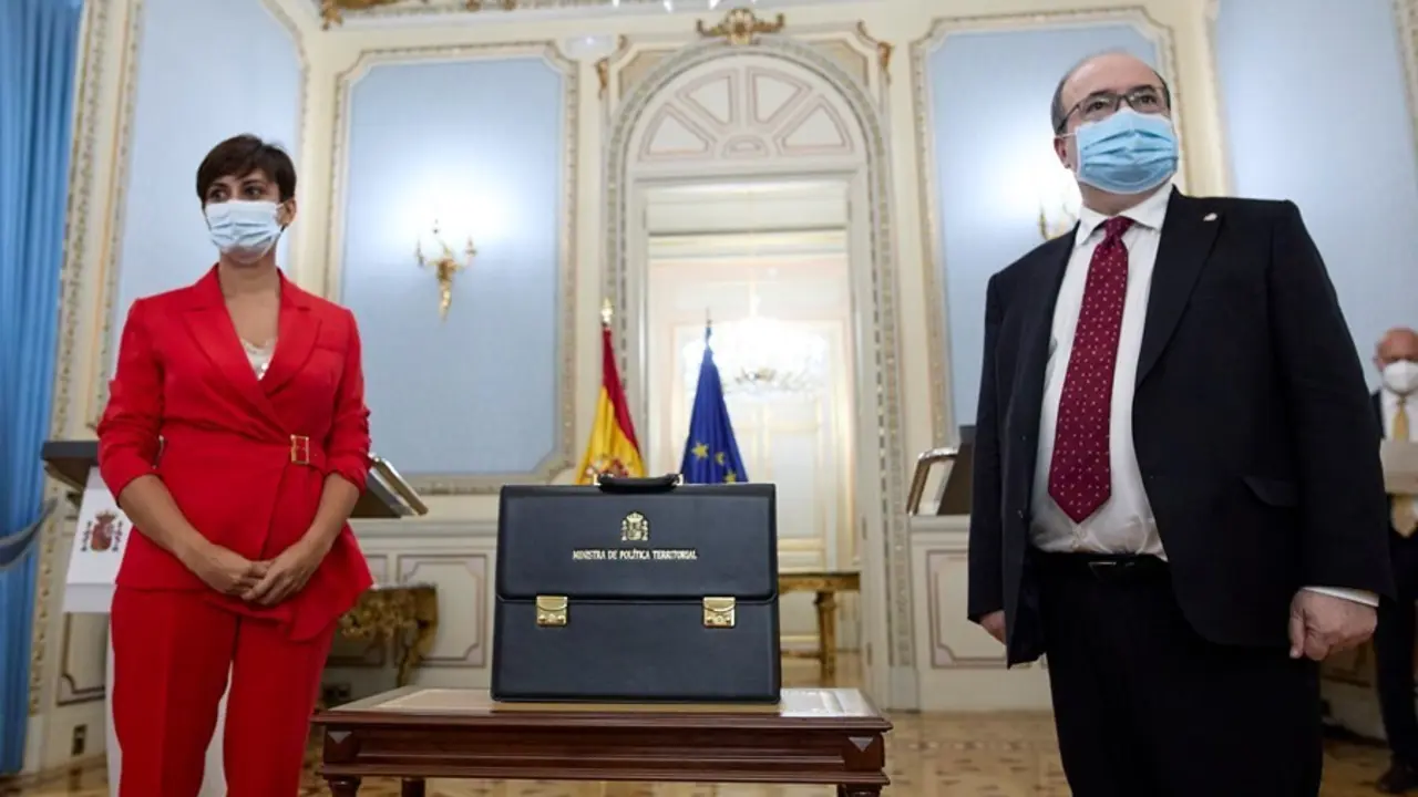 La ministra Pol&iacute;tica Territorial y Funci&oacute;n P&uacute;blica, Isabel Rodr&iacute;guez, con la cartera ministerial de su predecesor, Miquel Iceta, en el Ministerio de Pol&iacute;tica Territorial, a 12 de julio de 2021, en Madrid (Espa&ntilde;a). El traspaso de carteras se efect&uacute;a despu&eacute;