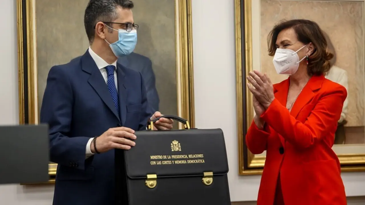 La hasta hoy vicepresidenta primera y ministra de la Presidencia, Relaciones con las Cortes y Memoria Democr&aacute;tica, Carmen Calvo, entrega su cartera ministerial a F&eacute;lix Bola&ntilde;os, que a partir de hoy ejercer&aacute; como ministro de la Presidencia, en la sede minis