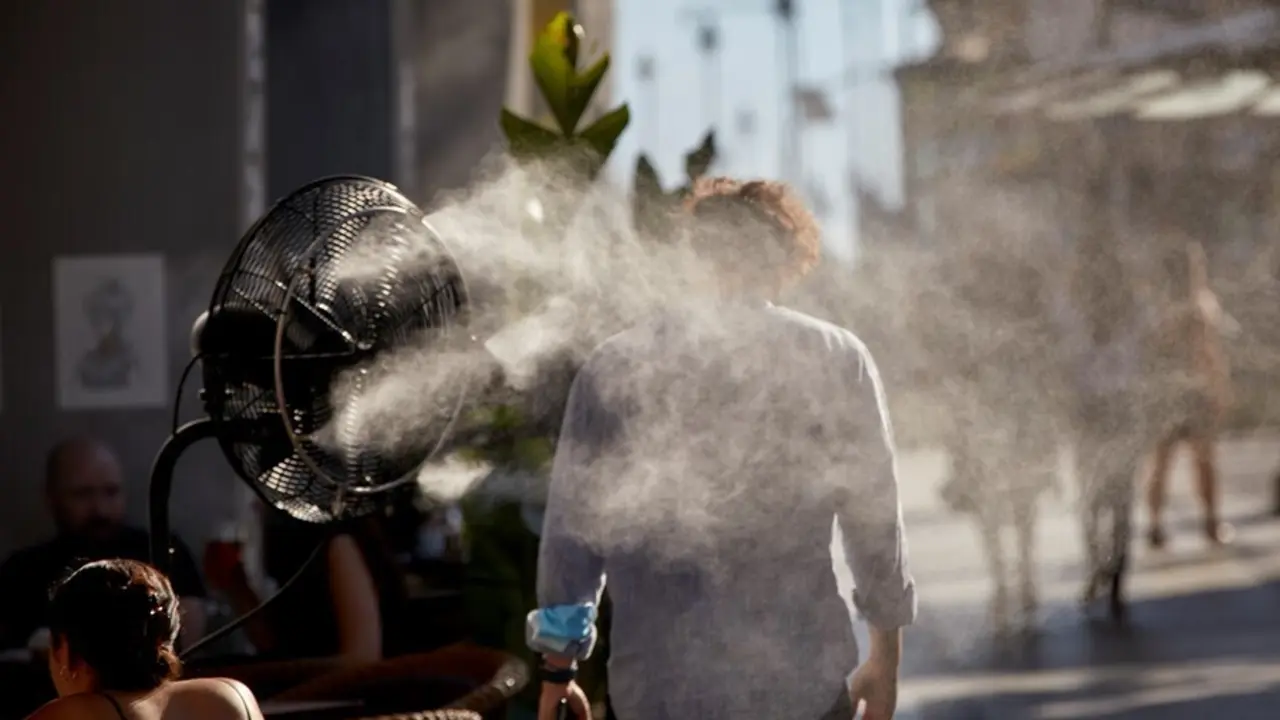 Un hombre camina al lado de un difusor de vapor de agua de un restaurante de la calle Alcal&aacute;, a 2 de julio de 2021, en Madrid, (Espa&ntilde;a). 