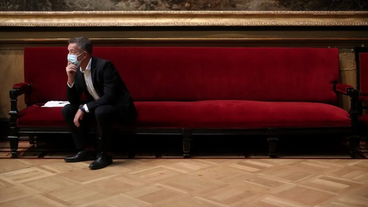Archivo - El portavoz del Grupo Socialista en el Senado, Ander Gil, espera sentado en un sill&oacute;n momentos antes de ofrecer una rueda de prensa tras la Junta de Portavoces en la C&aacute;mara Alta, en el Sal&oacute;n de los Pasos Perdidos, en Madrid (Espa&ntilde;a) a 22 de sept
