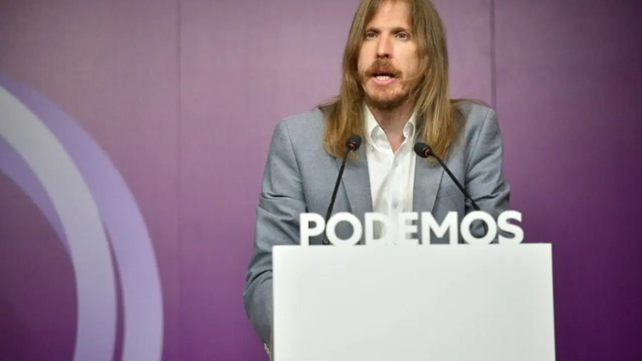 El coportavoz estatal de Podemos, Pablo Fern&aacute;ndez, atiende a los medios de comunicaci&oacute;n en la sede central del partido en Madrid.