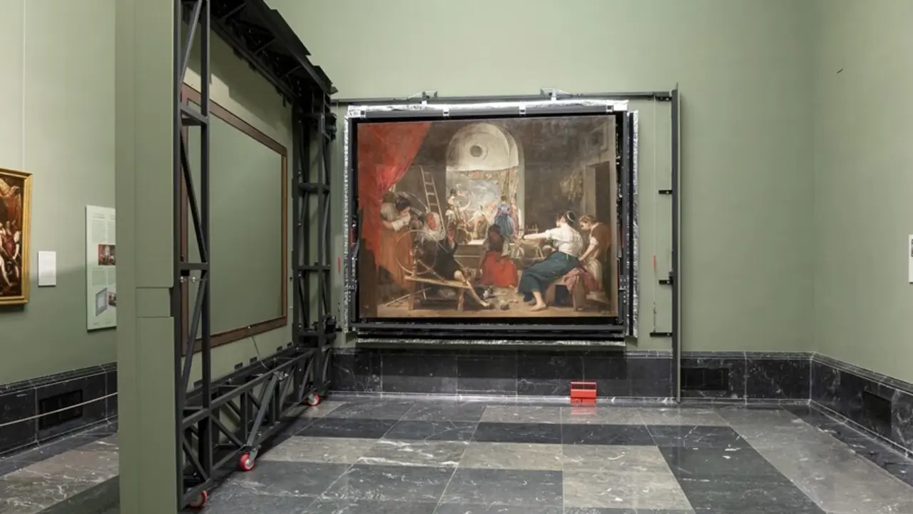 Imagen de Las hilanderas de Vel&aacute;zquez con el nuevo enmarcado