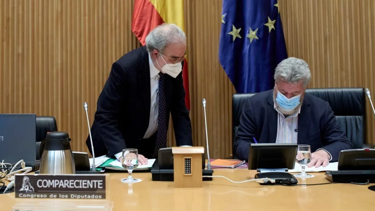 Archivo - El presidente del Consejo de Seguridad Nuclear (CSN), Jos&eacute; Mar&iacute;a Serena i Sender (i), conversa a su llegada a la Comisi&oacute;n para la Transici&oacute;n Ecol&oacute;gica y Reto Demogr&aacute;fico, en el Congreso de los Diputados, a 12 de abril de 2021, en Madrid (Espa&ntilde;a)