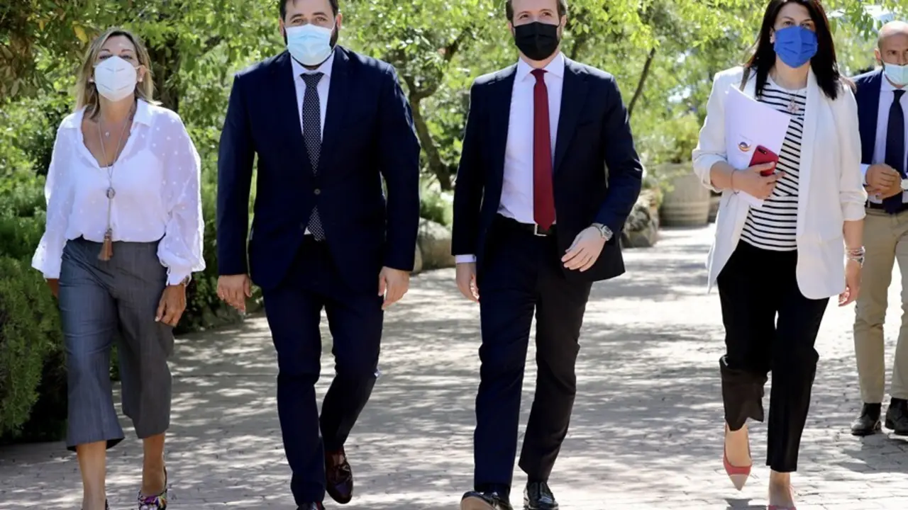 El presidente del PP, Pablo Casado, y el presidente del partido en Castilla-La Mancha, Paco N&uacute;&ntilde;ez, en Toledo