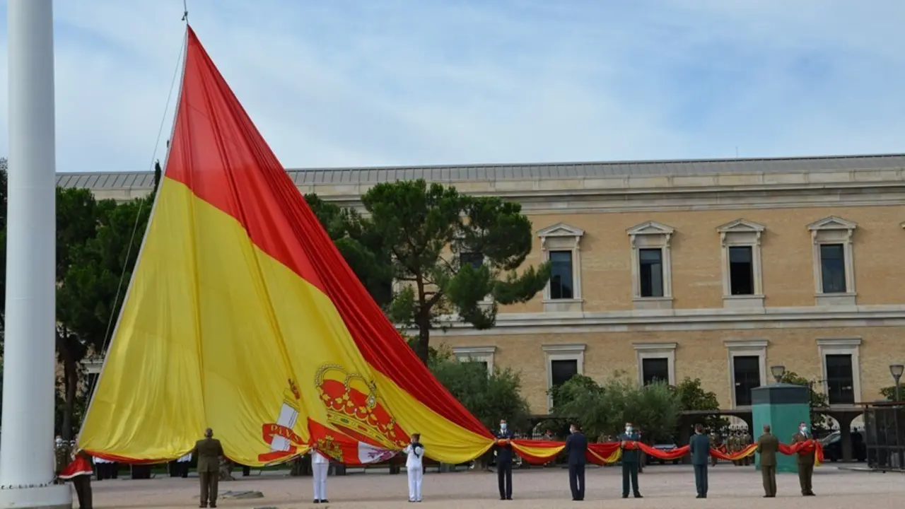 El presidente del Tribunal Constitucional, Juan Jos&eacute; Gonz&aacute;lez Rivas, preside el izado solemne de bandera en la Plaza de Col&oacute;n con motivo de la celebraci&oacute;n del 41 aniversario de la constituci&oacute;n y entrada en funcionamiento del tribunal.