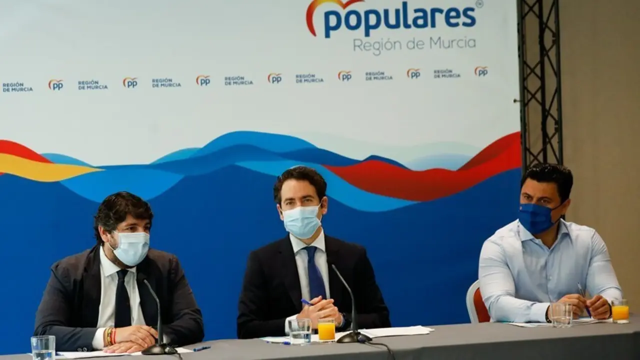 (I-D) El presidente del Partido Popular de la Regi&oacute;n de Murcia, Fernando L&oacute;pez Miras, el secretario general del Partido Popular, Teodoro Garc&iacute;a Egea y el secretario general del PP de Murcia, Jos&eacute; Miguel Luengo, en un desayuno informativo del PP