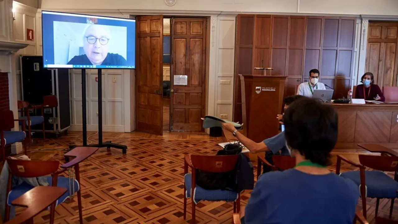 El ministro de Universidades, Manuel Castells, inaugura en la UIMP un curso sobre inteligencia artificial
